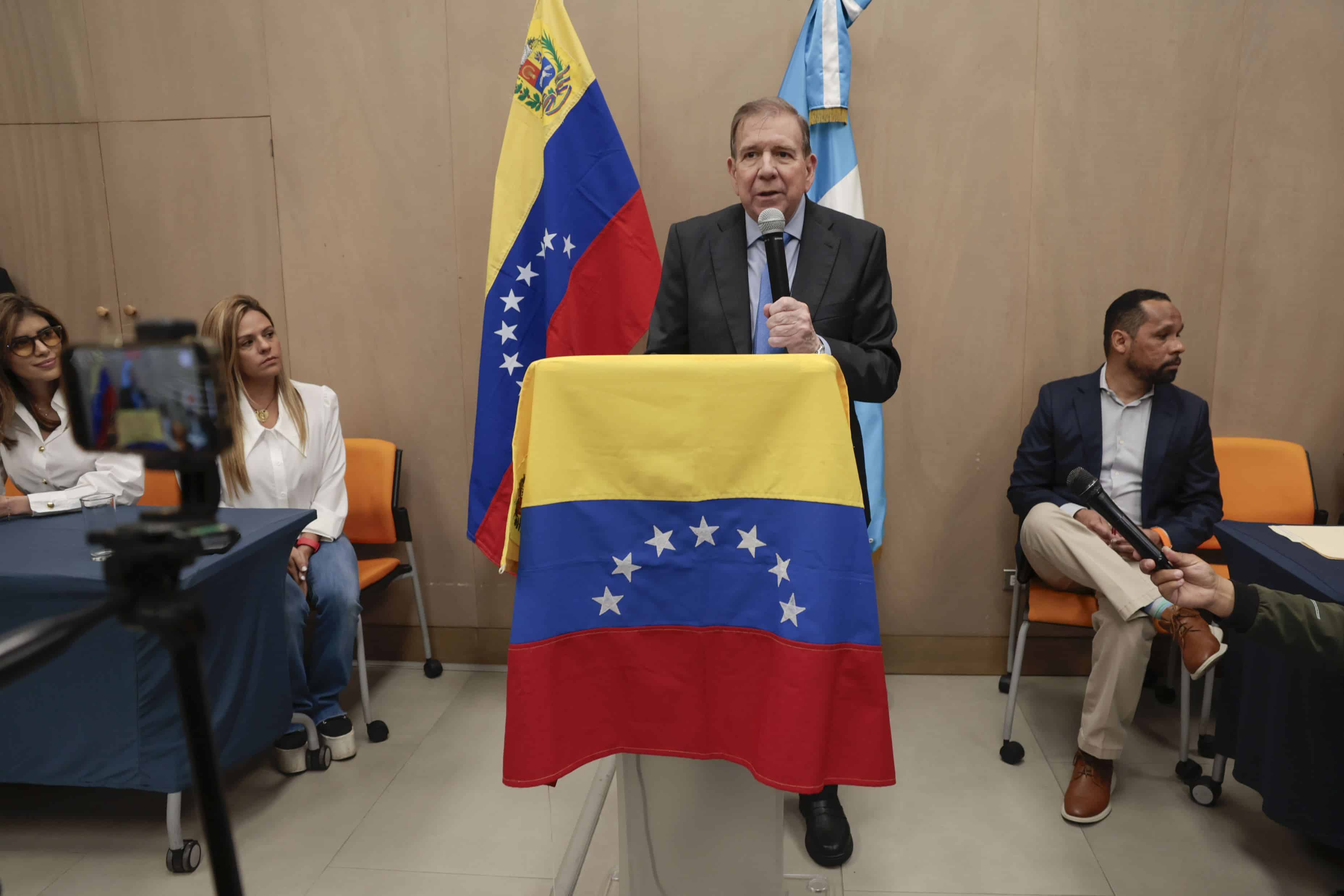 El líder opositor venezolano Edmundo González Urrutia habla en un encuentro con ciudadanos venezolanos residentes en Guatemala este miércoles, en la Ciudad de Guatemala (Guatemala). González Urrutia, quien asegura ser el ganador de las elecciones presidenciales de su país en julio pasado, arribó este martes a Guatemala como parte de una gira que lleva a cabo por América en busca de apoyo internacional ante un eventual retorno a Venezuela.