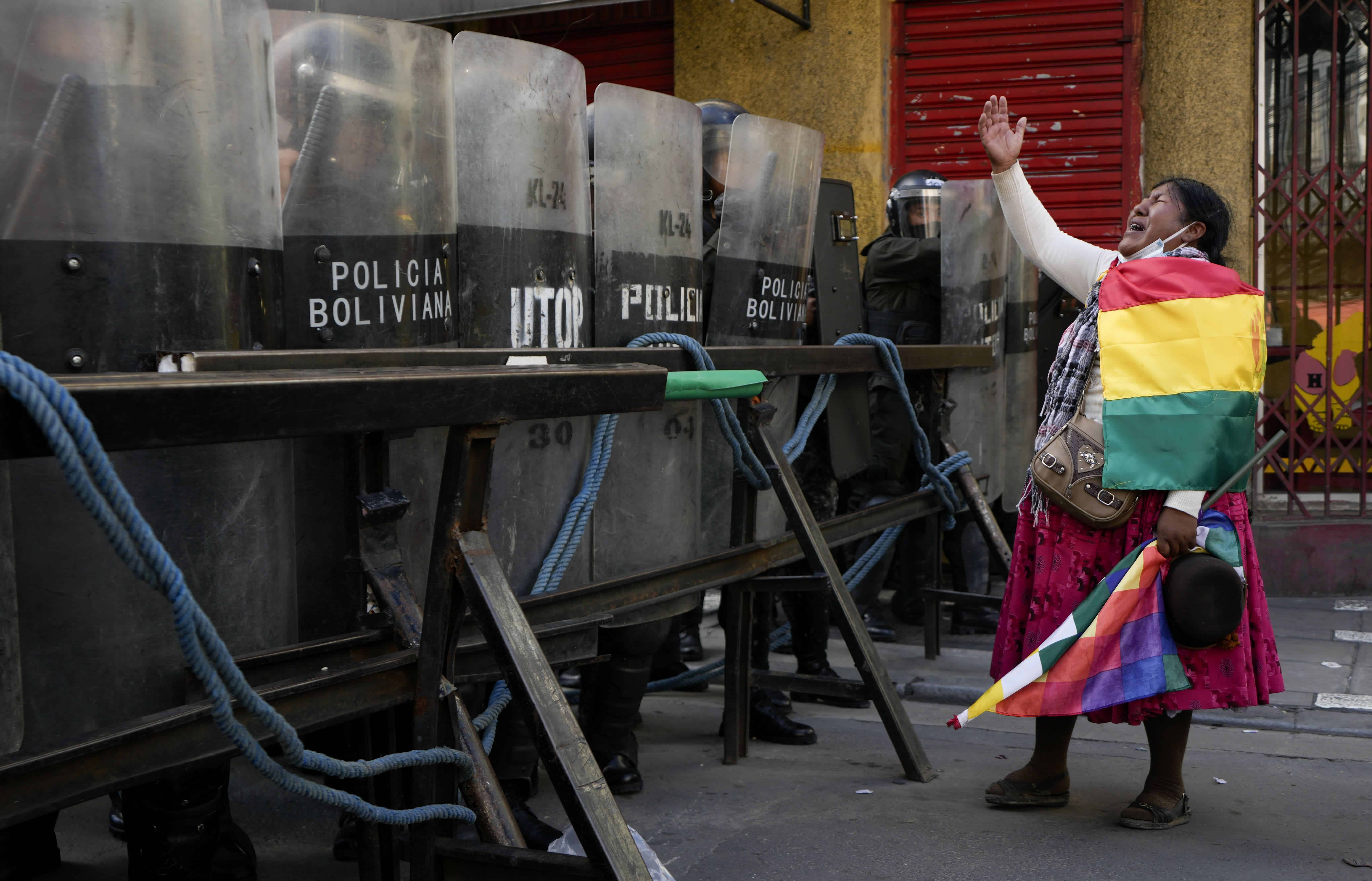 La policía bloquea una carretera hacia el palacio presidencial mientras grita un partidario del expresidente Evo Morales durante una protesta antigubernamental en La Paz, Bolivia, el lunes 13 de enero de 2025.