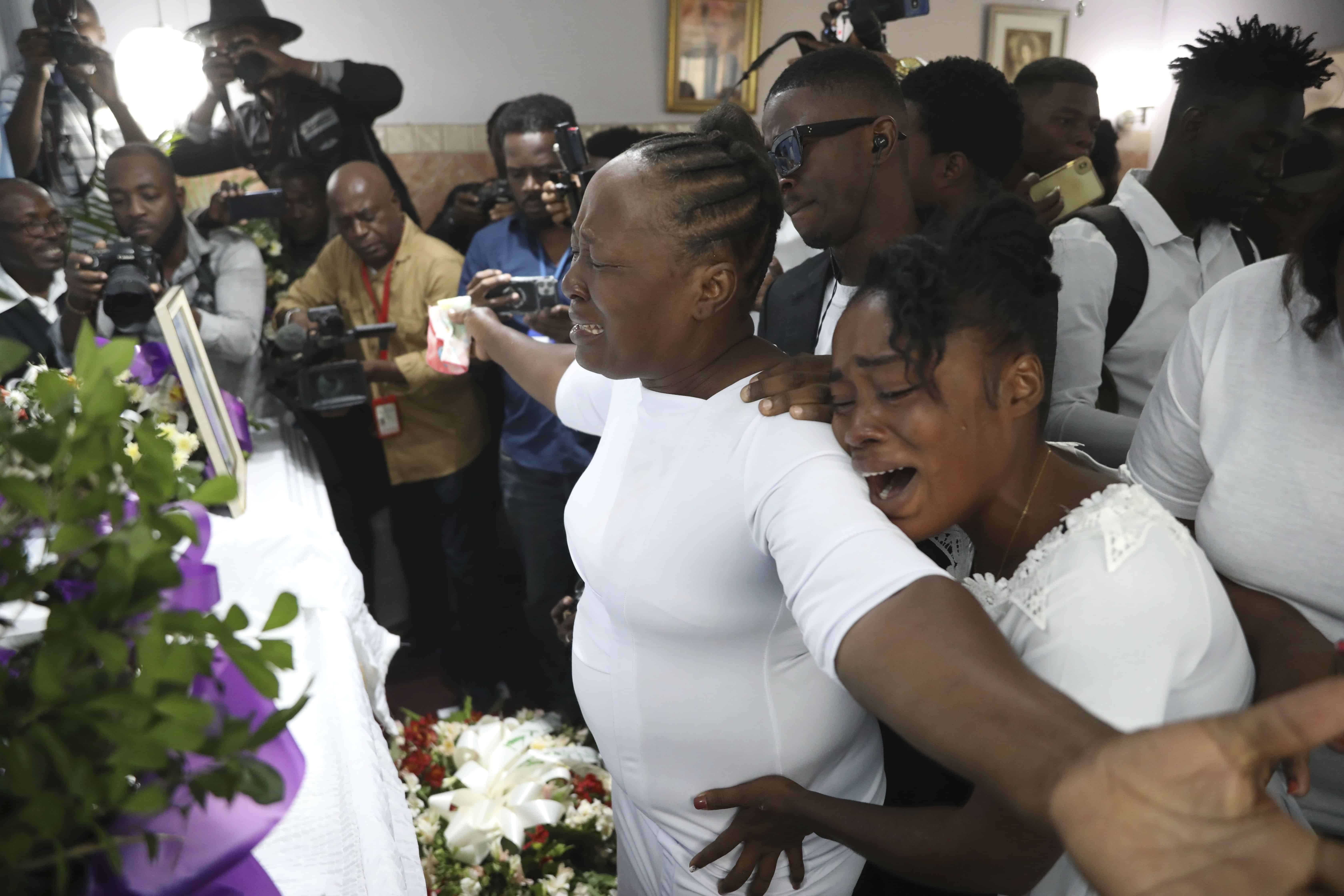 Los familiares lloran por el ataúd del periodista Jimmy Jean, que murió durante un ataque de pandillas armadas en el Hospital General, durante su servicio funerario de la iglesia en el vecindario de Petion-Ville de Puerto Príncipe, Haití, el jueves 16 de enero de 2025.