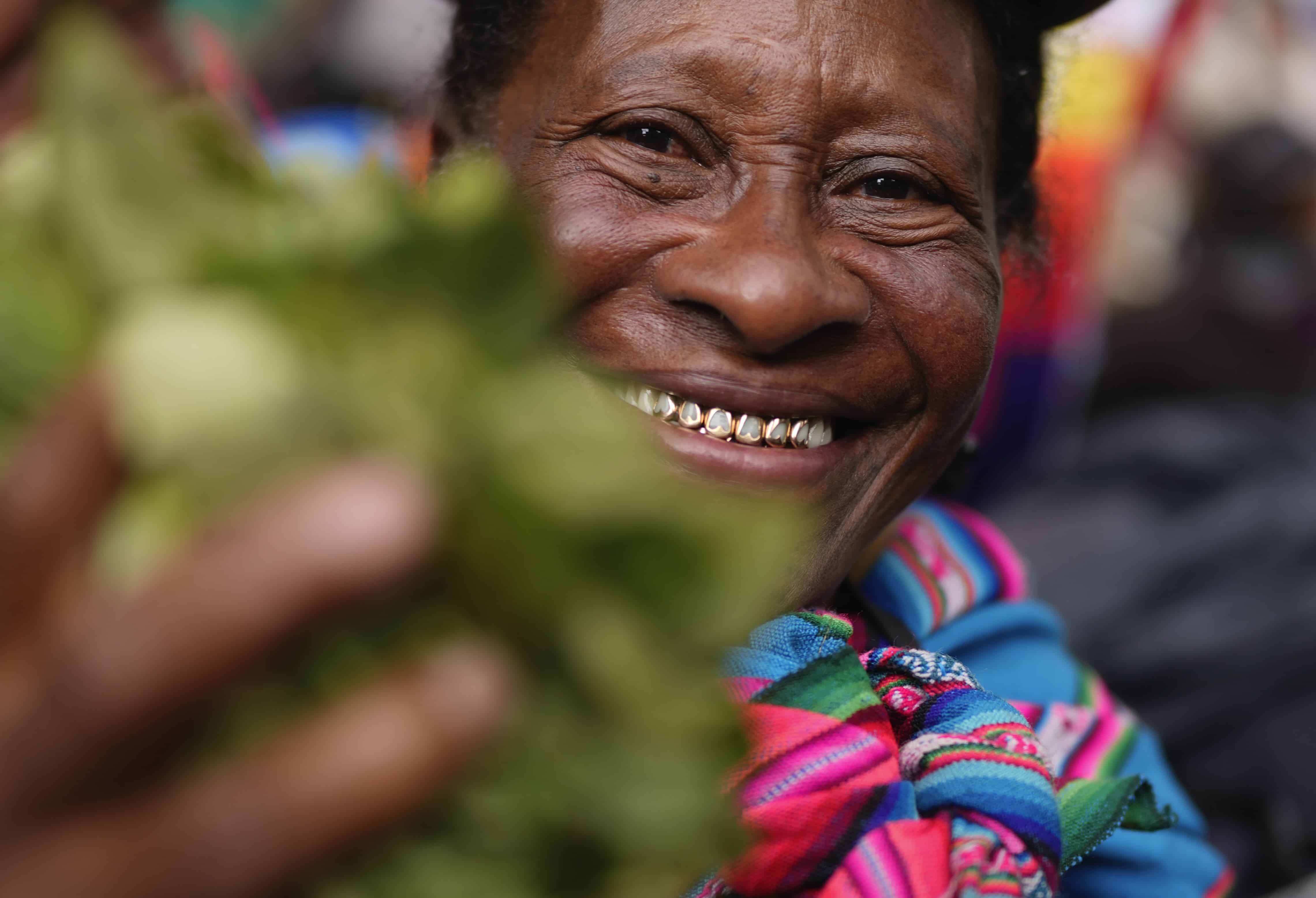 Juana Pidedo sonríe mientras sostiene hojas de coca durante el Día Nacional de la Hoja de Coca en La Paz, Bolivia, el 11 de enero de 2025.