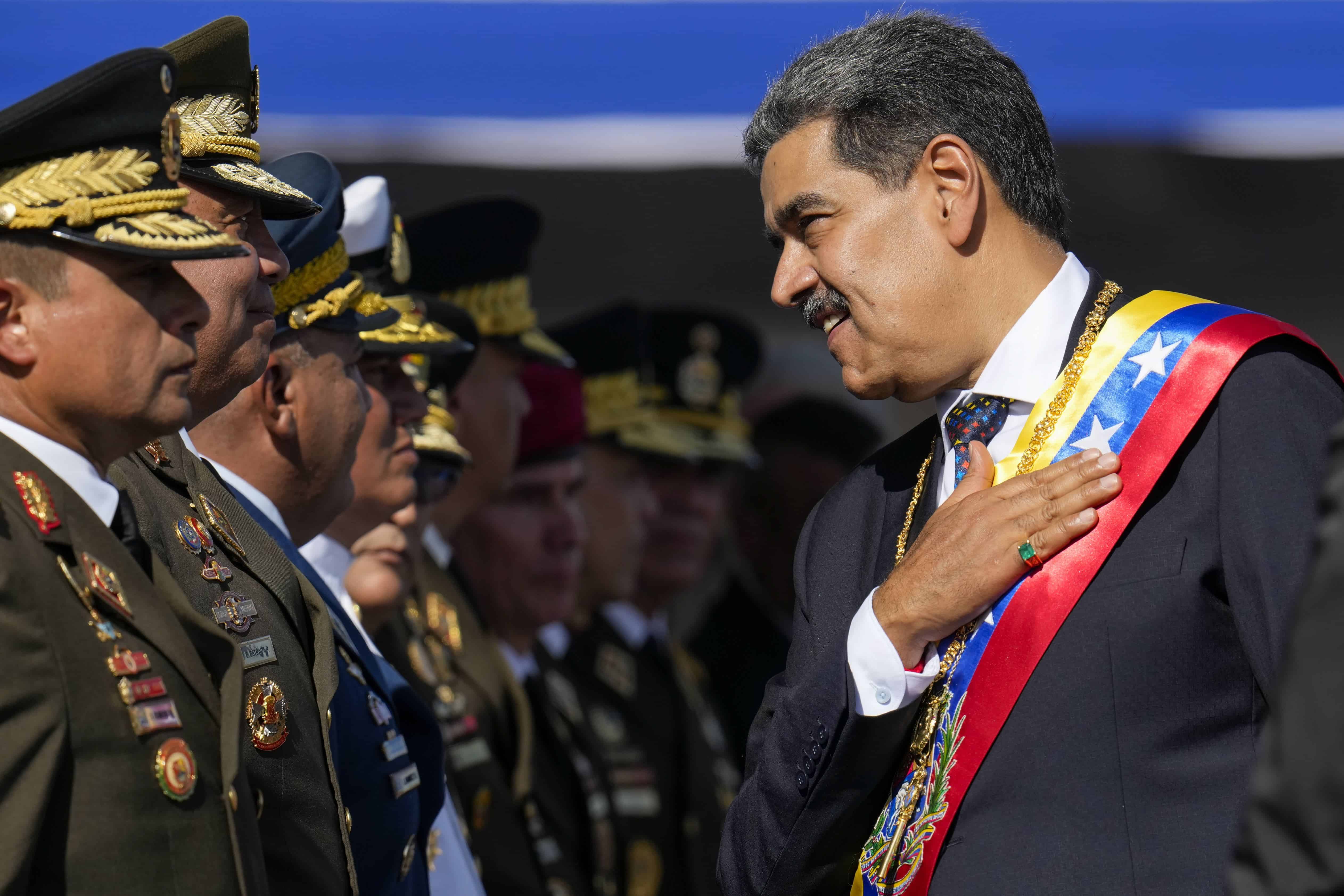 El presidente venezolano Nicolás Maduro habla con oficiales de alto rango durante una ceremonia militar el día de su toma de posesión para un tercer mandato en Caracas, Venezuela, el 10 de enero de 2025.