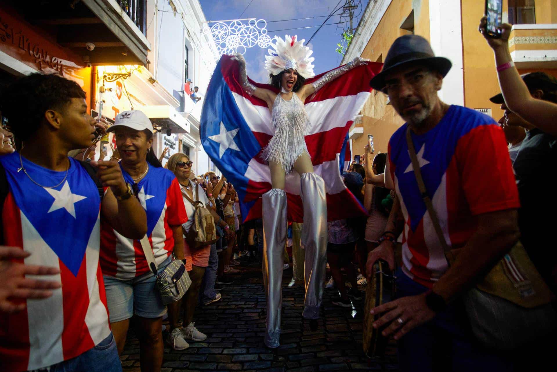 Artistas participan en la inauguración de la edición 55 de las Fiestas de la Calle San Sebastián este jueves, en San Juan (Puerto Rico). El sonido de la jubilosa música tradicional de Puerto Rico se entremezcló con la euforia de los puertorriqueños que presenciaban el desfile de las Fiestas de la Calle San Sebastián en el Viejo San Juan y que homenajean la trayectoria del exponente de música rap, Luis Armando Lozada, mejor conocido como Vico C.