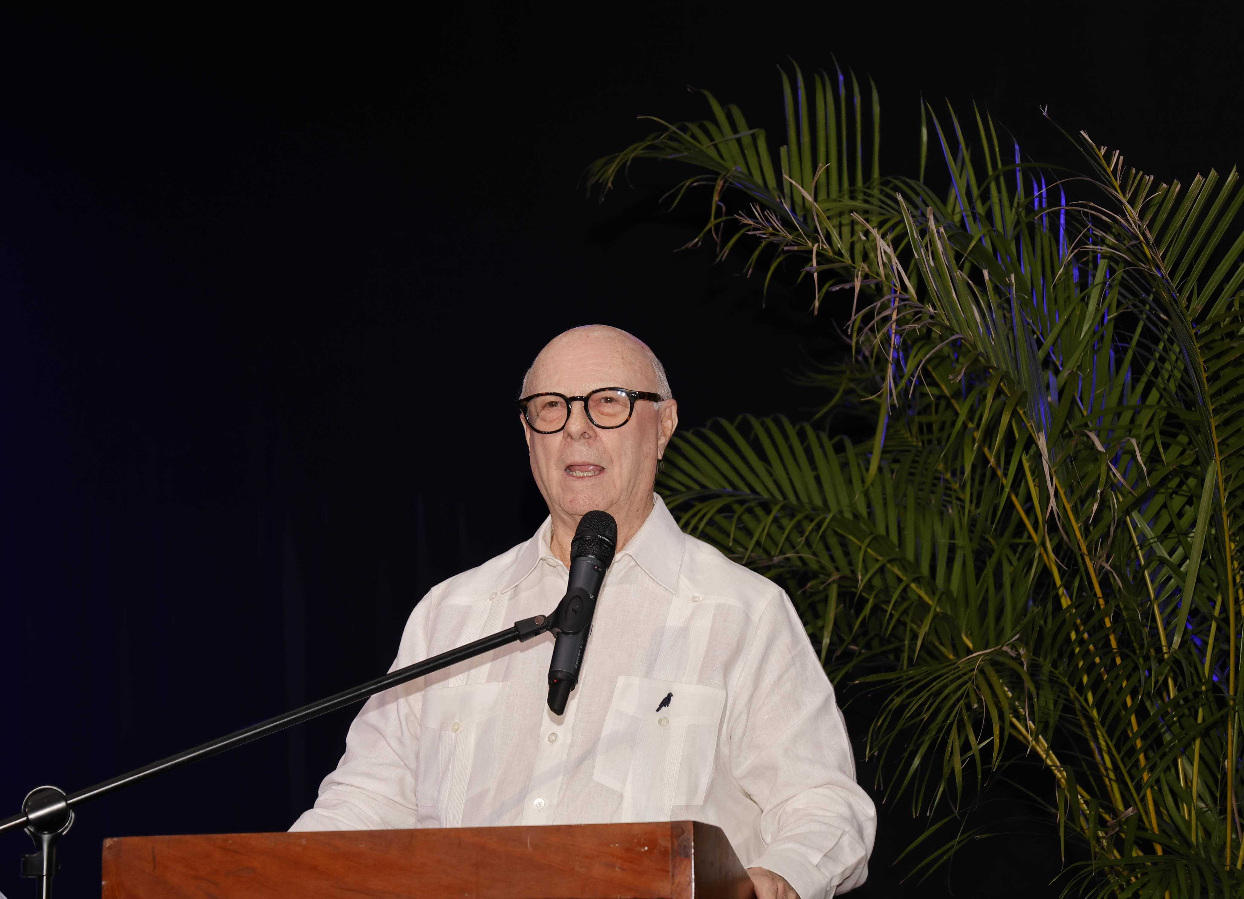 Hipólito Mejía habla durante la graduación del Instituto de Formación Política José Francisco Peña Gómez.