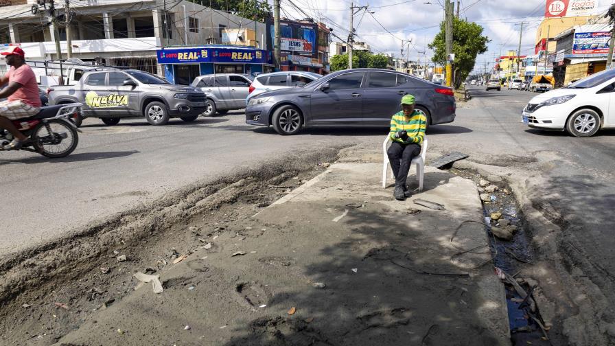 Conductores pagan costosas reparaciones por desnivel en la avenida Charles de Gaulle