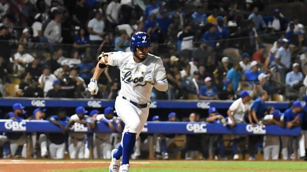 Video |Gustavo Núñez deja en el terreno a las Estrellas y el Licey llega a su tercera final en línea