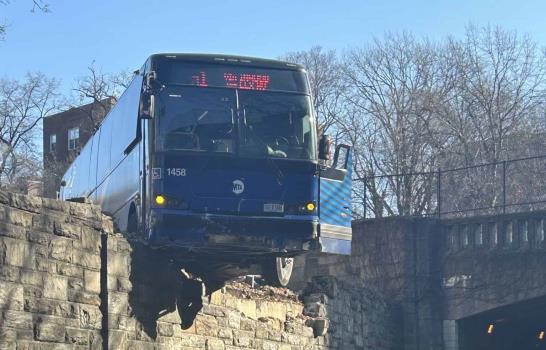 Un conductor se salva de milagro tras autobús quedar suspendido en un paso elevado en el Bronx