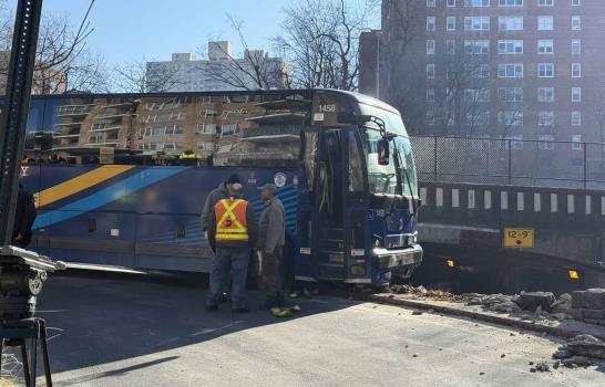 Un conductor se salva de milagro tras autobús quedar suspendido en un paso elevado en el Bronx