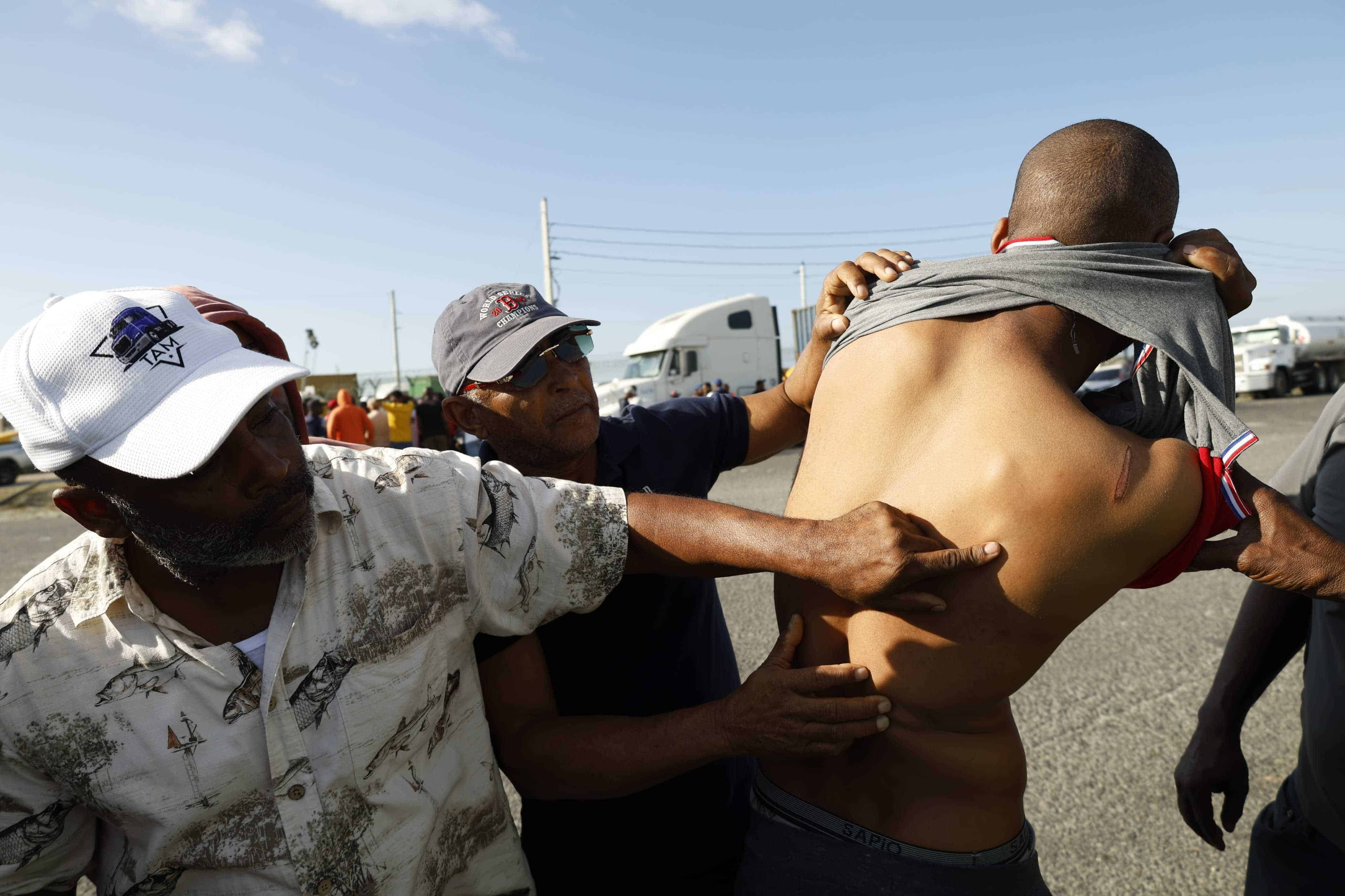 Según los transportistas, uno de los trabajadores fue herido durante las manifestaciones.