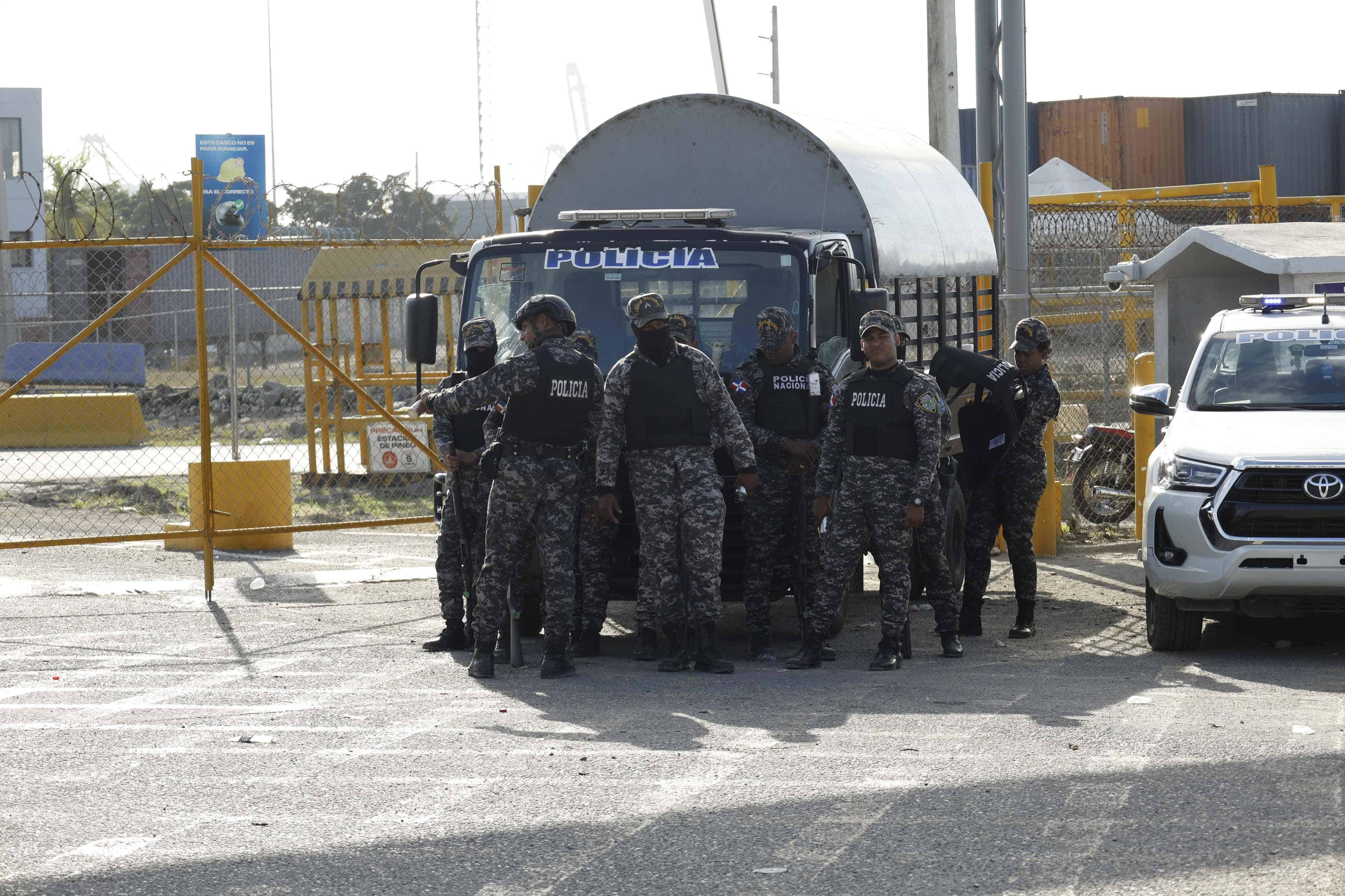 Presencia policial en las afueras de DPDP World Dominicana.