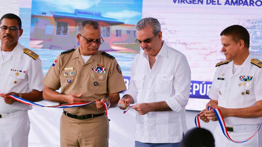 Abinader inaugura guardería, lavandería y salón de baile de escuela de la Armada