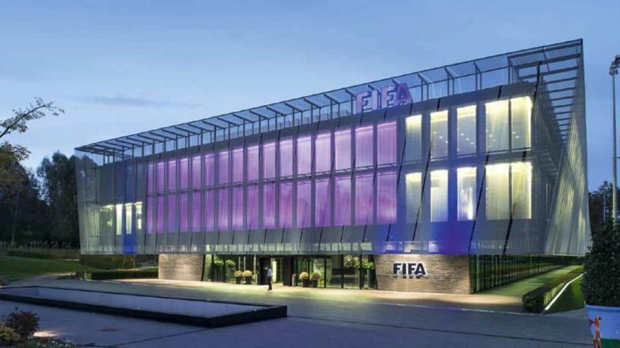 FIFA veta 5 años a funcionario venezolano de fútbol e impone multa por irregularidades financieras