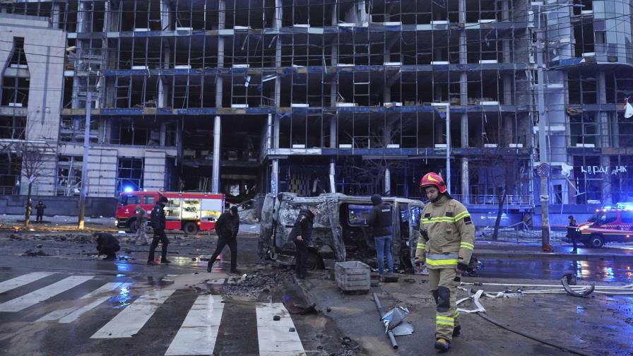 Ataque ruso deja 4 muertos en Kiev; drones ucranianos incendian instalaciones industriales rusas