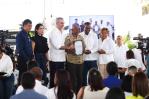 El presidente Abinader entrega 700 títulos de propiedad en el Batey Palavé