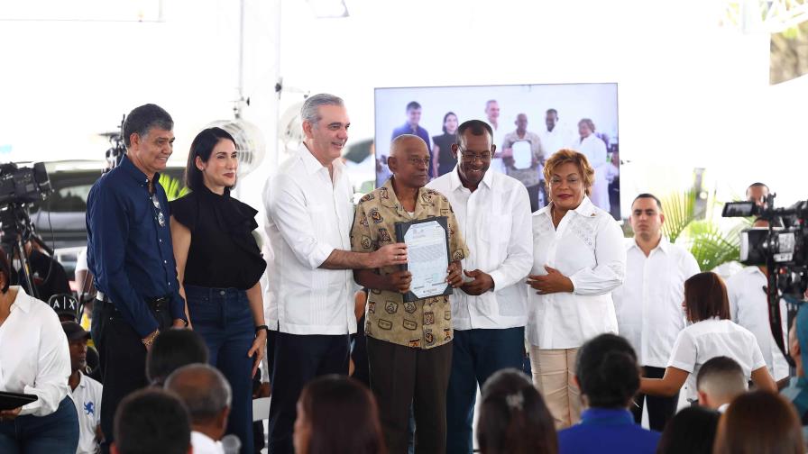 El presidente Abinader entrega 700 títulos de propiedad en el Batey Palavé