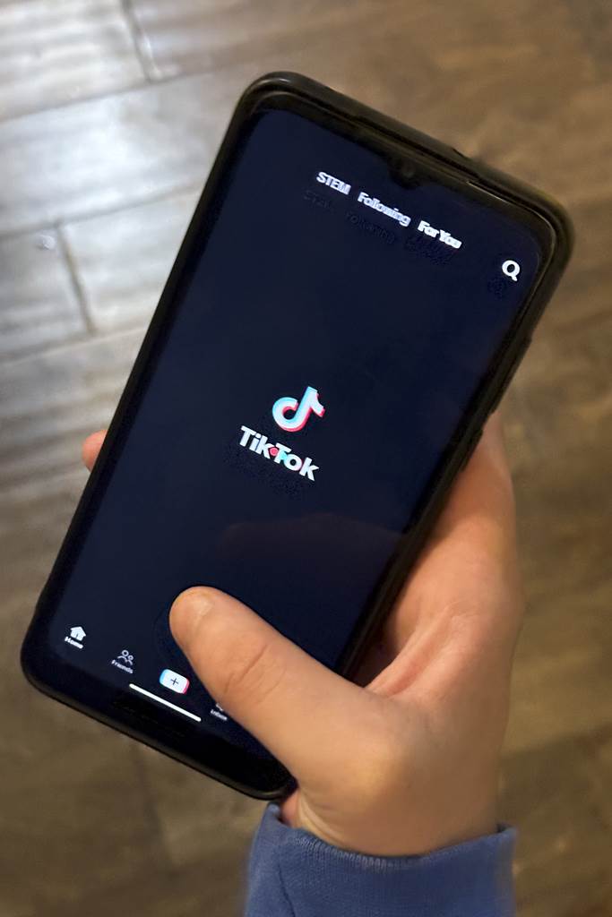 El logotipo de la aplicación TikTok se ve en la pantalla de un teléfono celular el sábado 18 de enero de 2025 en Nashville, Tennessee.