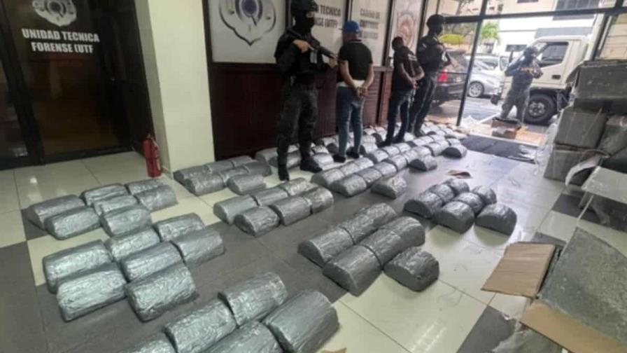 DNCD apresa dos hombres con 317 libras de vegetal presume es marihuana en SDO