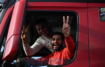 Las tres rehenes liberadas ya están en Israel en primer día del alto el fuego en Gaza