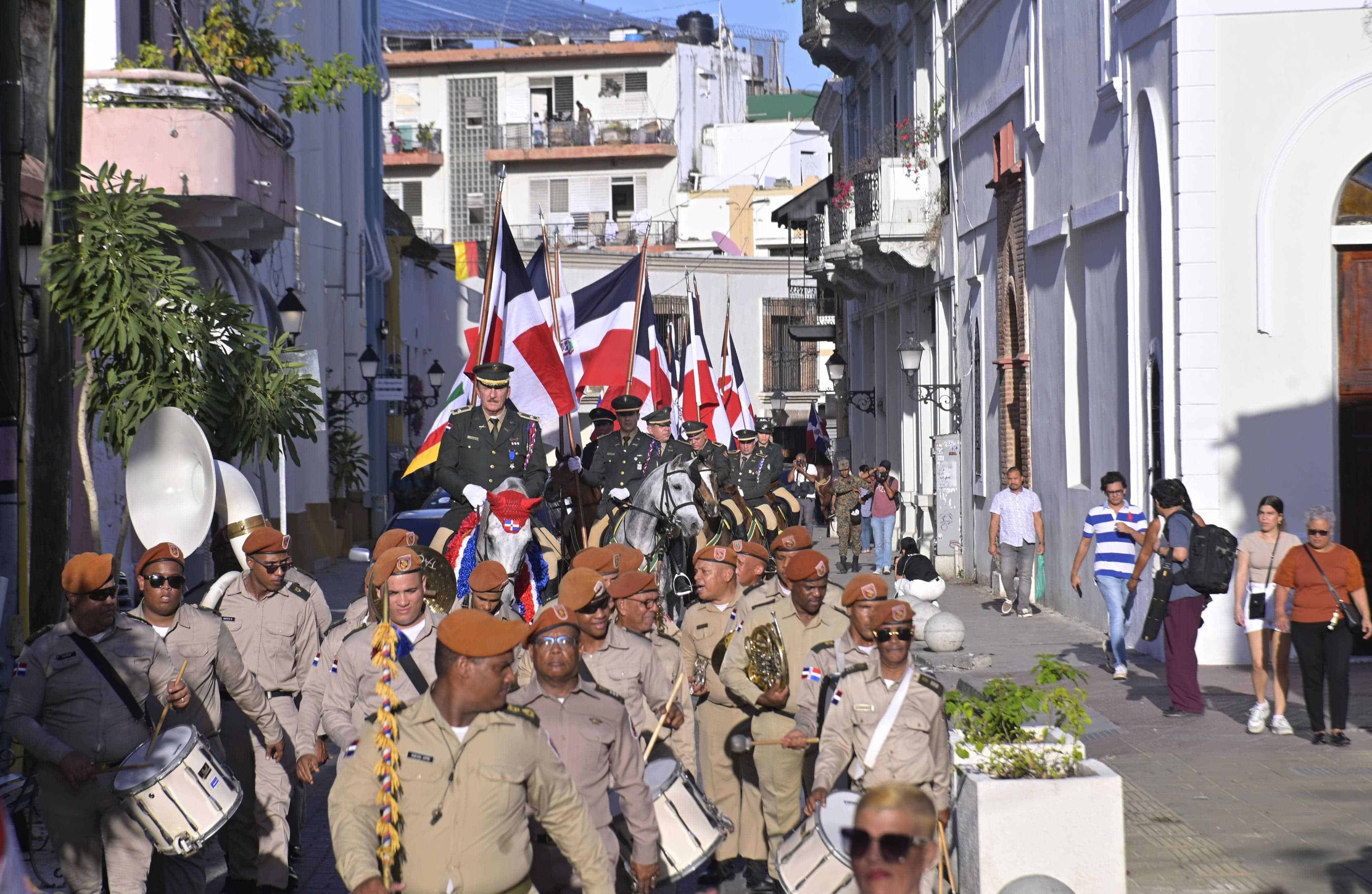 La banda musical del Ejército entonó el Himno Nacional.