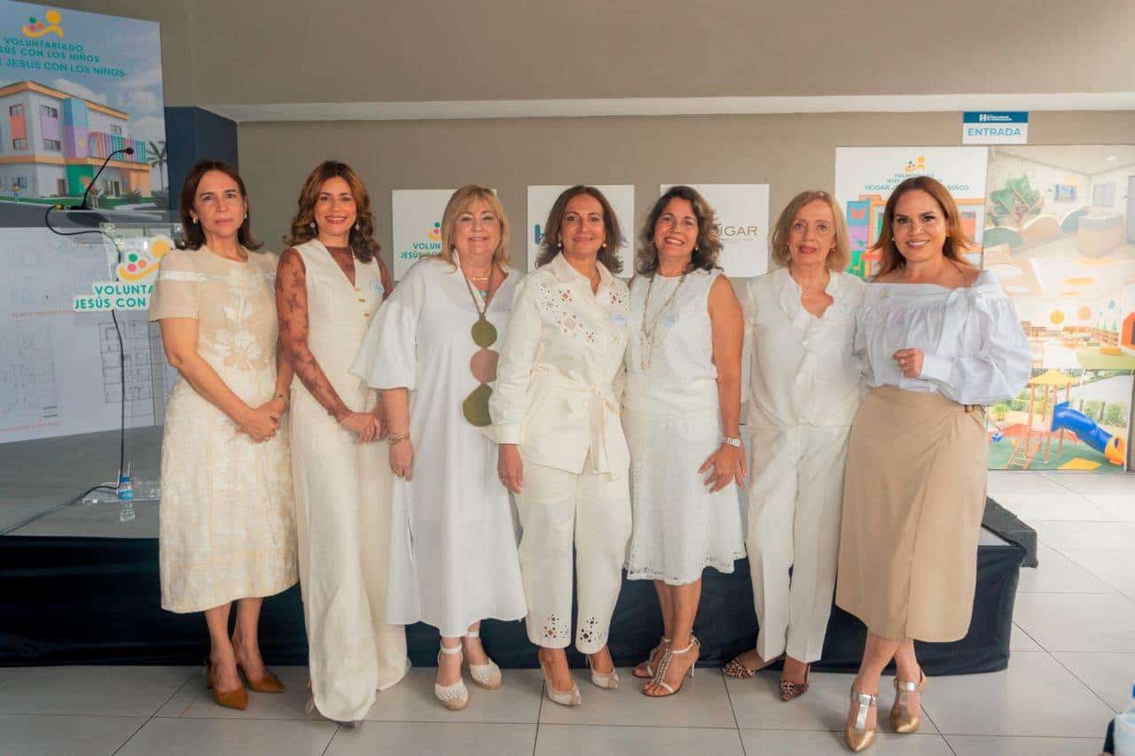 Vilena Comas, Yanina Estévez, Julia de Herrera, Xenia Gell, Cecilia Espejo, Vilsa de Paulino y Brenda Sánchez.