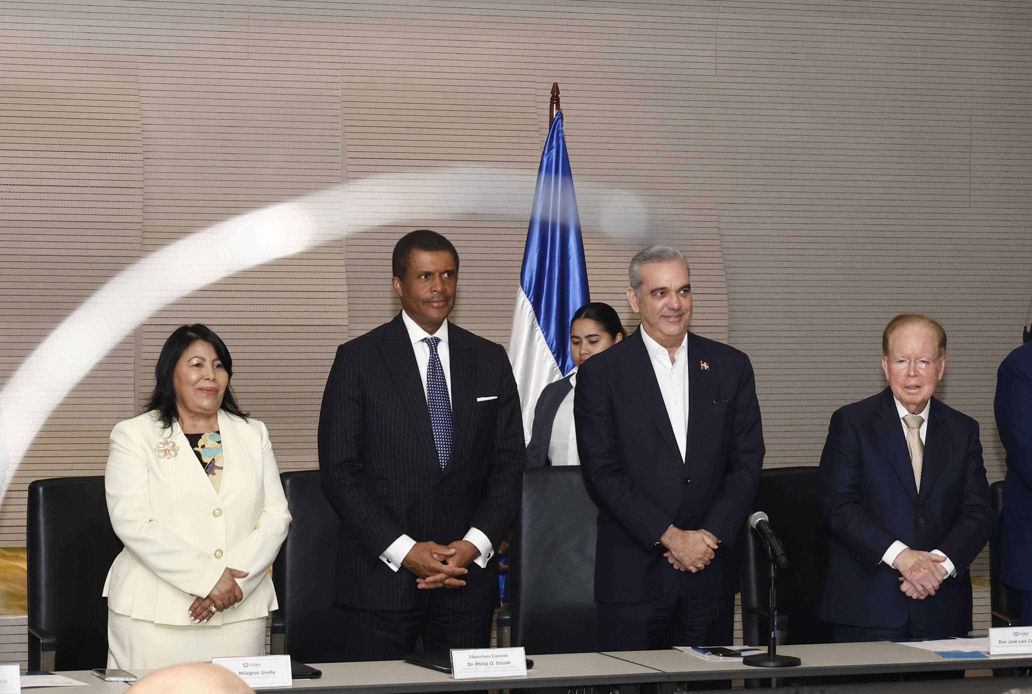 Milagros Ureña, representante de Cedimat; Philip O. Ozuah, de Montefiore; el presidente Luis Abinader y el empresario y vicepresidente del Patronato de Cedimat, José Luis (Pepín) Corripio. 