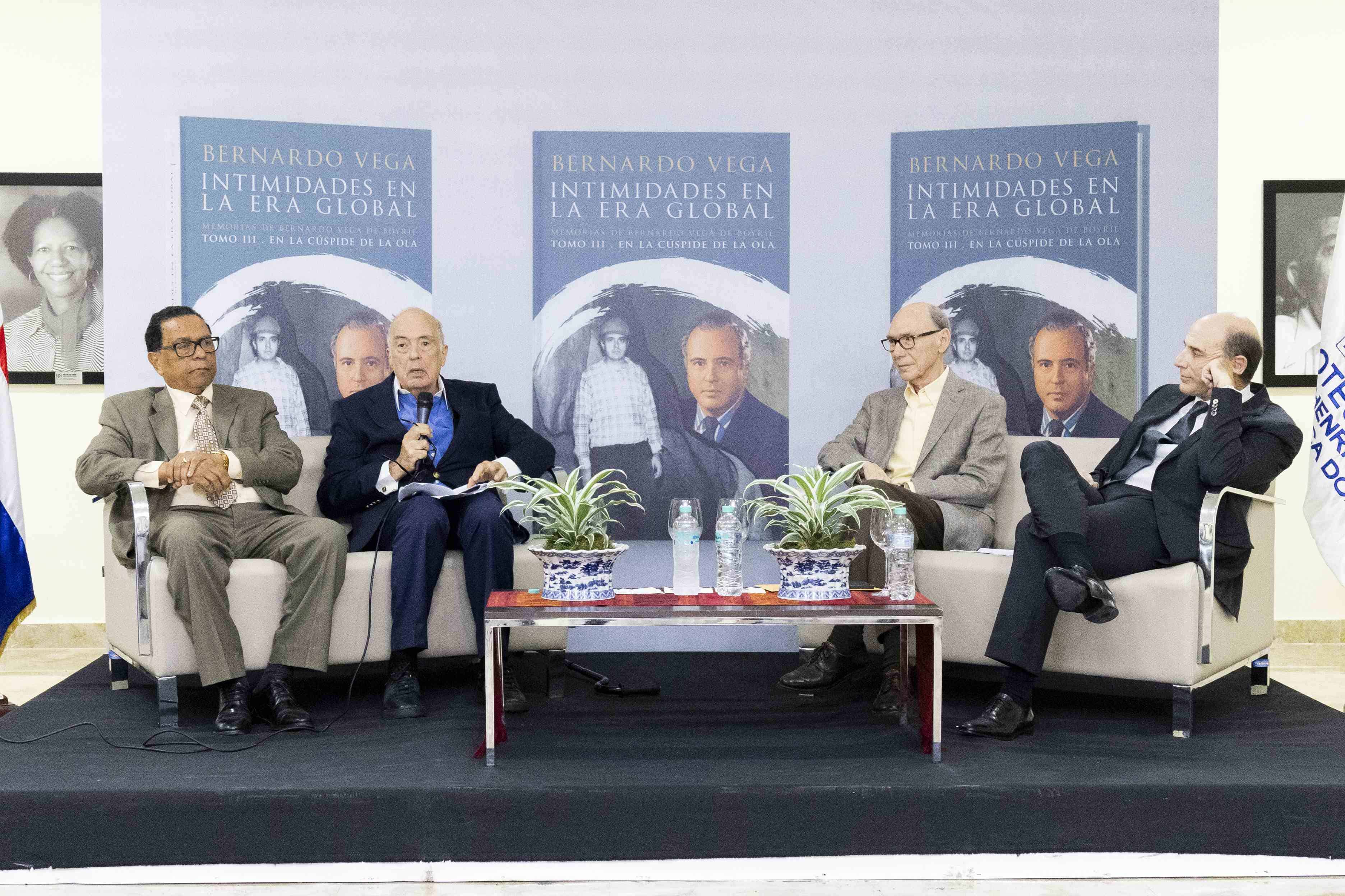 Rafael Peralta Romero, Bernardo Vega, Frank Moya Pons y José Luis de Ramón, durante el lanzamiento de la obra.