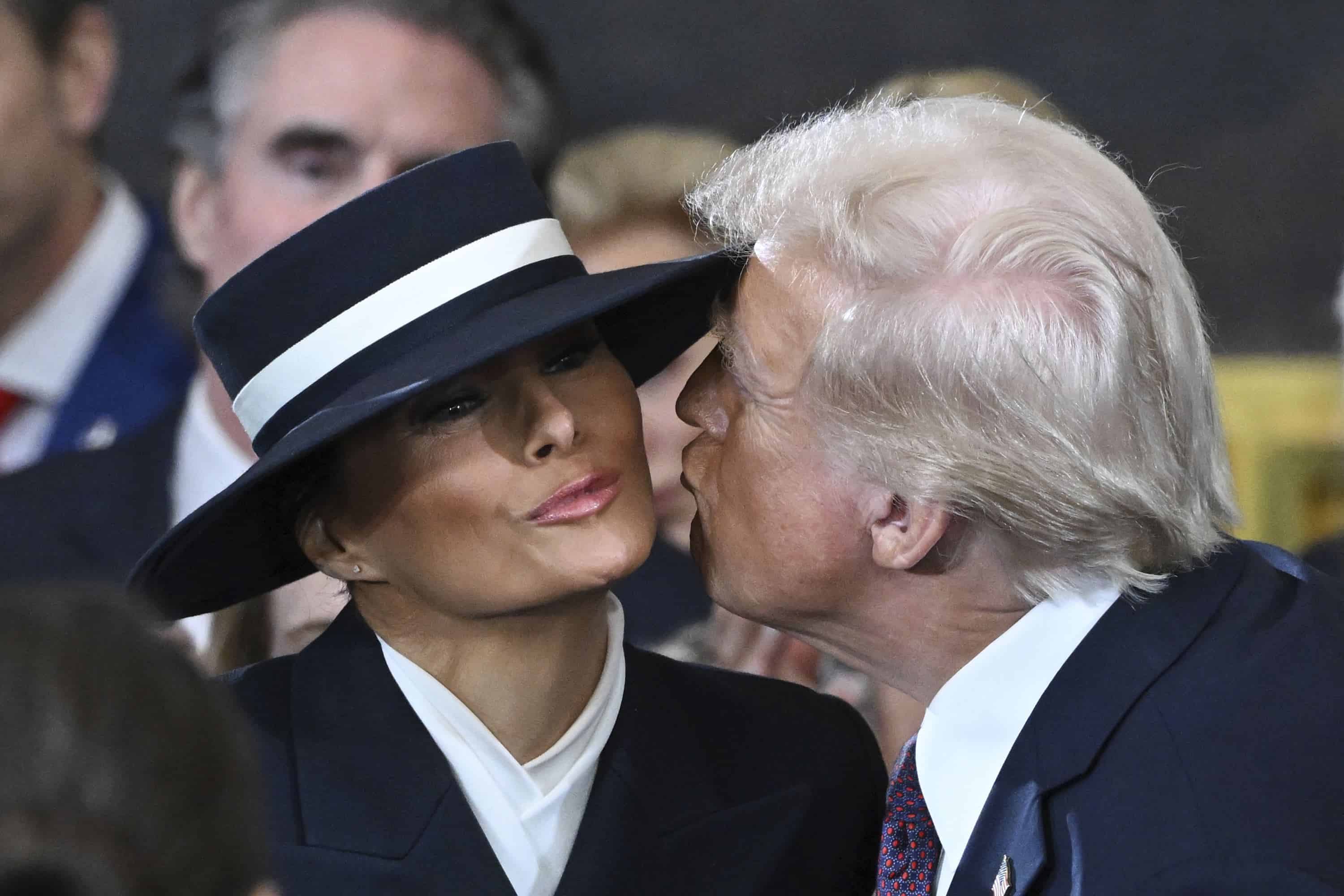 El presidente electo Donald Trump besa a Melania Trump antes de la 60a Inauguración Presidencial en la Rotonda de los Estados Unidos. Capitolio en Washington, lunes 20 de enero de 2025.