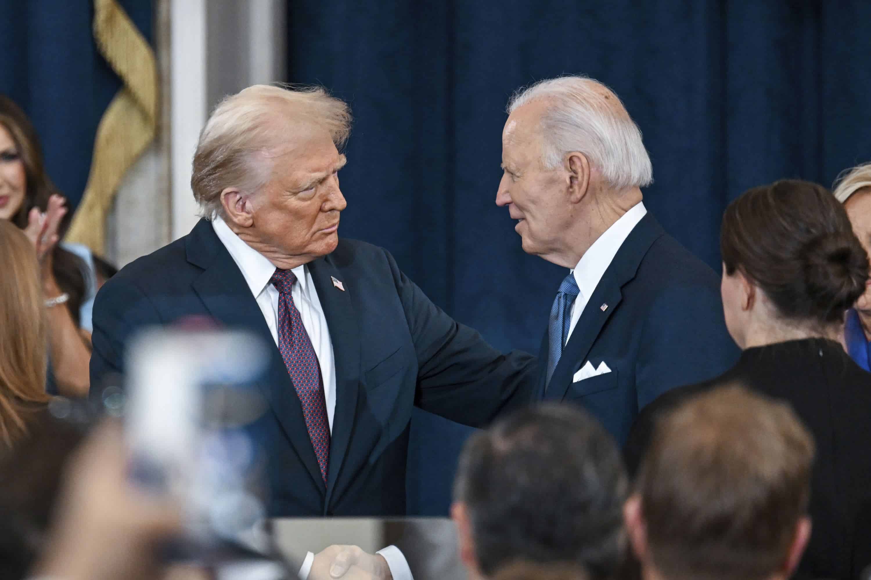 El presidente electo Donald Trump, a la izquierda, saluda al presidente Joe Biden en la 60a inauguración presidencial en la Rotonda de los Estados Unidos. Capitolio en Washington, lunes 20 de enero de 2025.