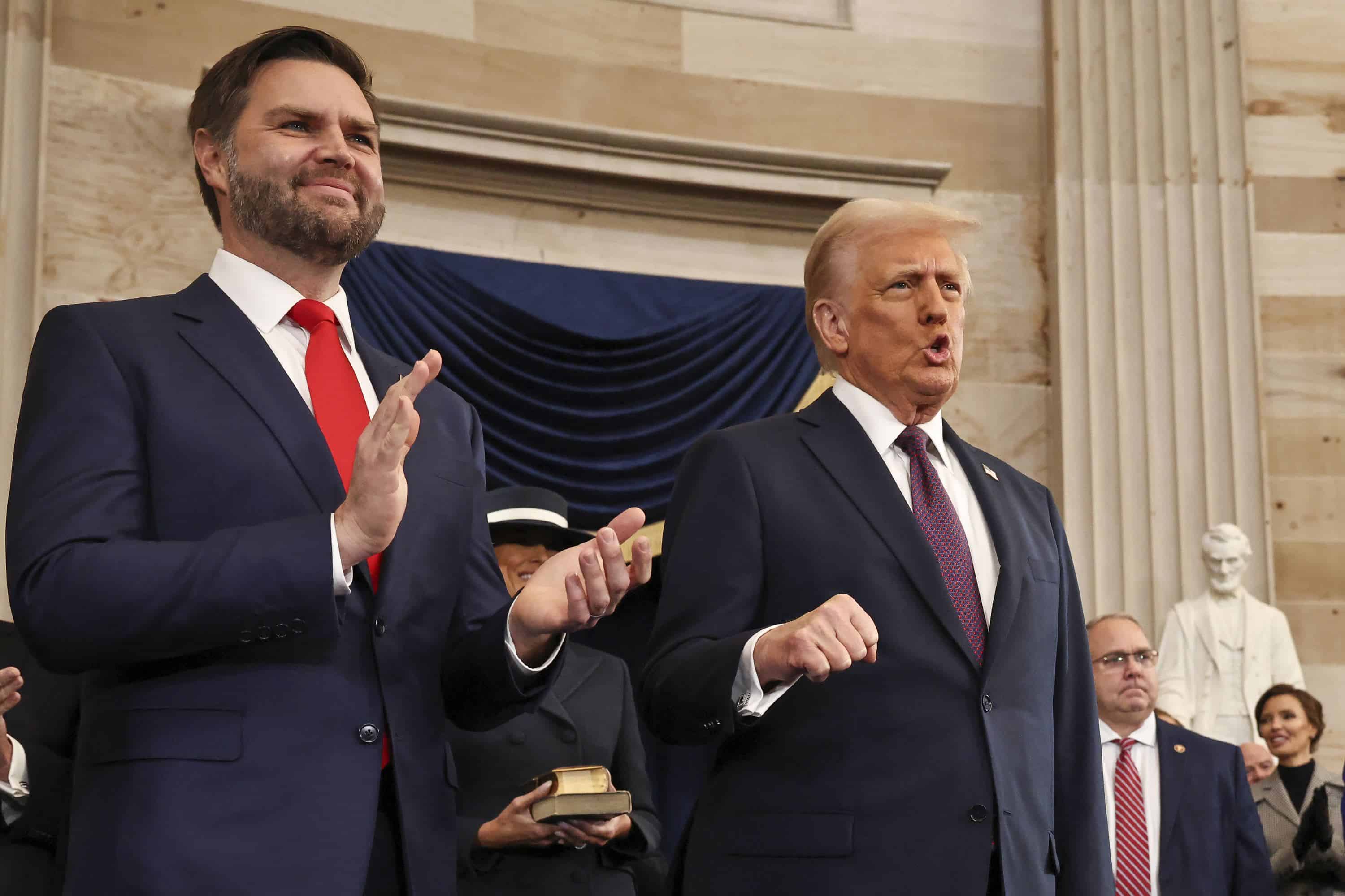 Vicepresidente electo, ex senador. J.D. Vance, R-Ohio, a la izquierda, y el presidente electo Donald Trump llegan durante la 60a Inauguración Presidencial en la Rotonda de los Estados Unidos. Capitolio en Washington, lunes 20 de enero de 2025.