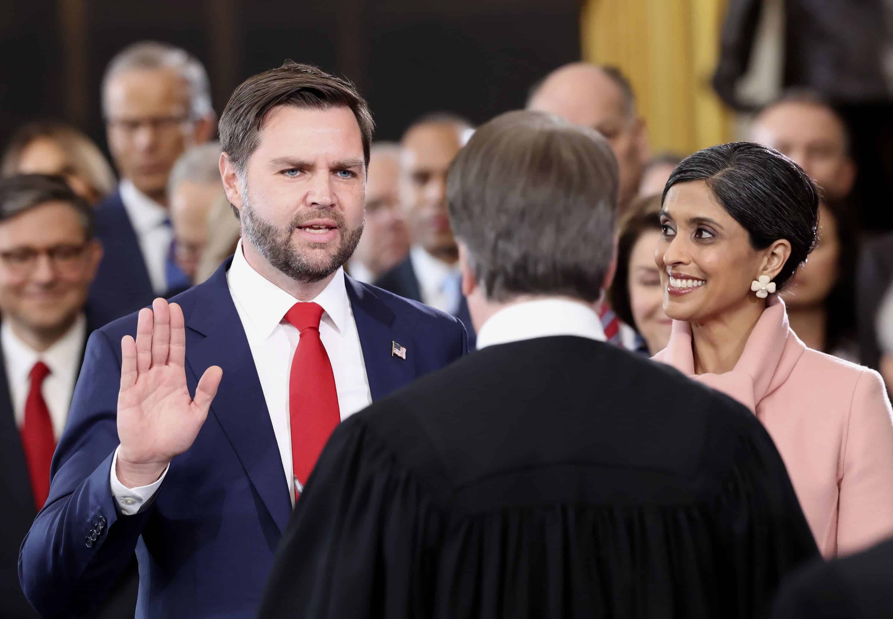 El vicepresidente electo JD Vance, a la izquierda, hace juramento mientras su esposa Usha Vance observa durante la 60a Inauguración Presidencial en la Rotonda de los Estados Unidos. Capitolio en Washington, lunes 20 de enero de 2025.