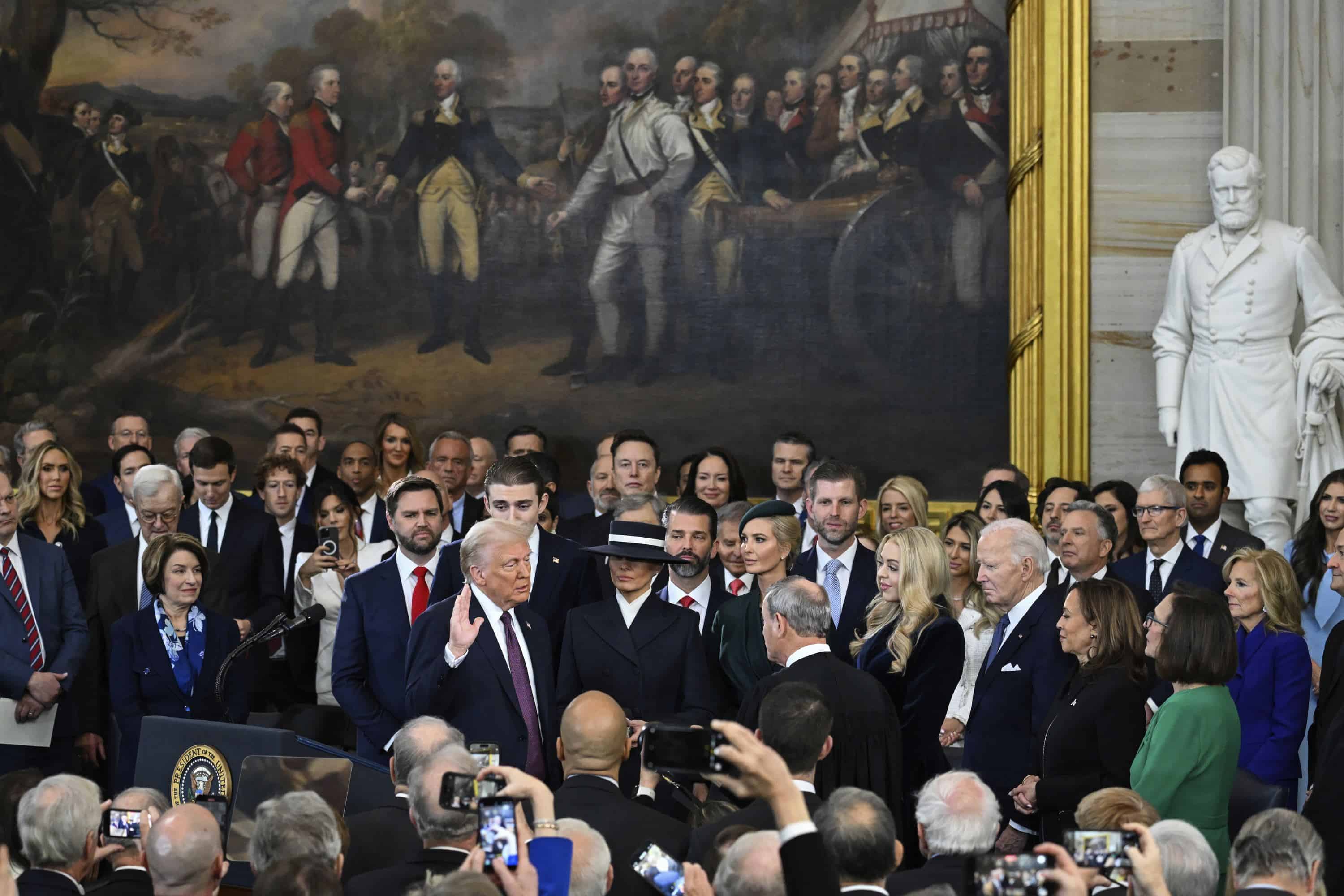 El presidente electo Donald Trump toma juramento durante la 60a inauguración presidencial en la Rotonda de los Estados Unidos. Capitolio en Washington, lunes 20 de enero de 2025.