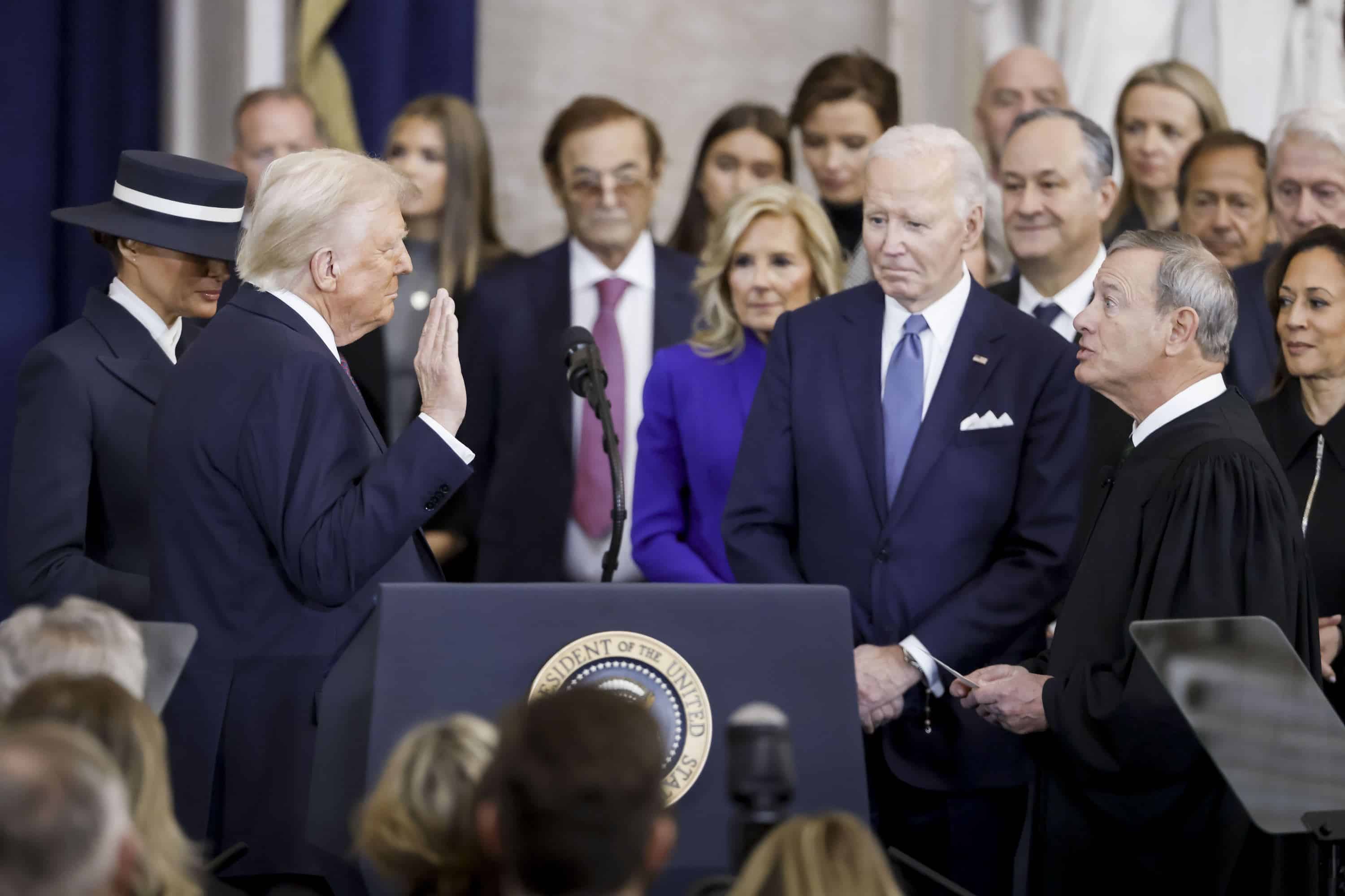 El Presidente de la Corte Suprema, John Roberts, a la derecha, administra el juramento presidencial al presidente electo Donald Trump, como el presidente Joe Biden, a la derecha, observa durante la 60a Inauguración Presidencial en la Rotonda de los Estados Unidos. Capitolio en Washington, lunes 20 de enero de 2025.