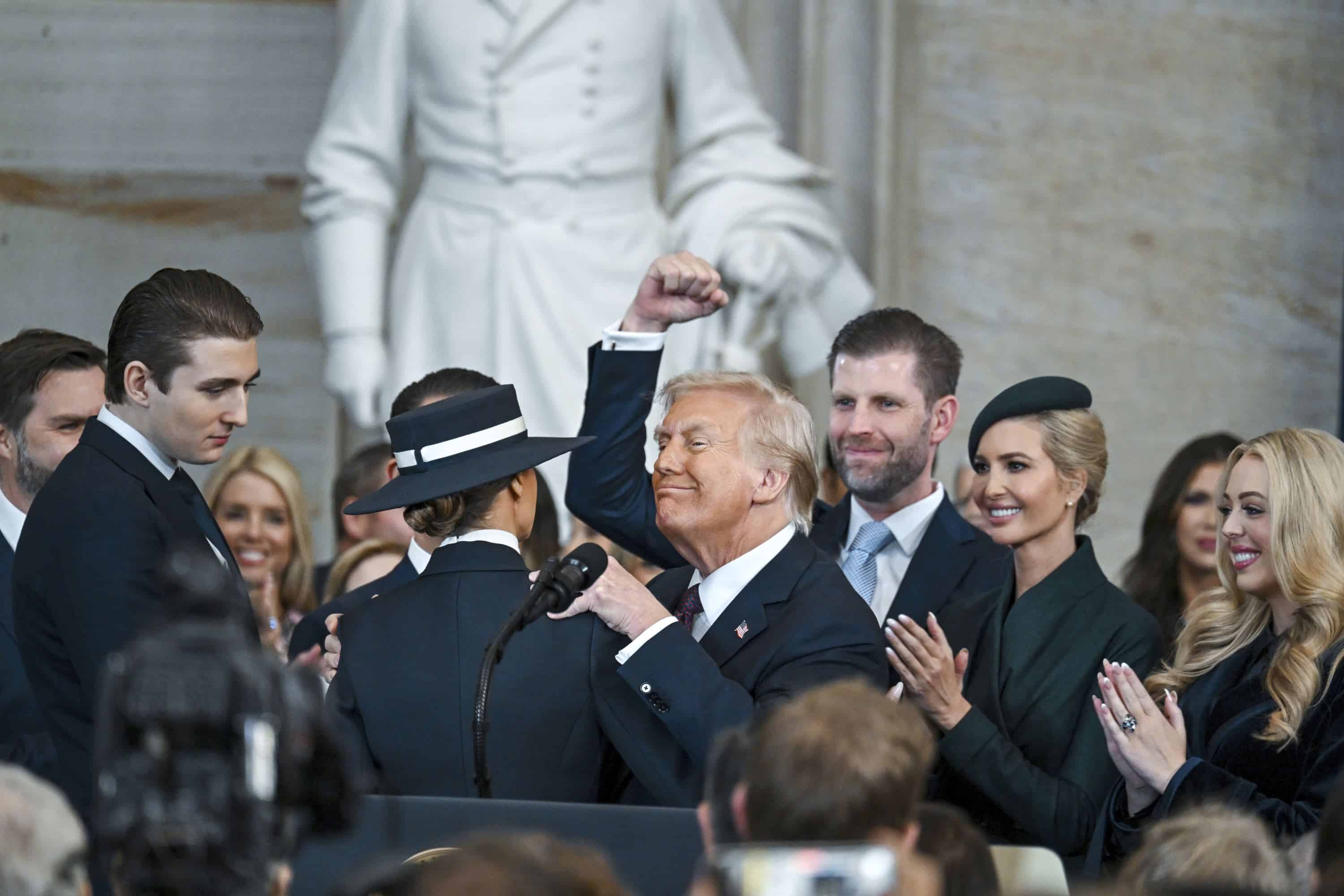 El presidente Donald Trump, en el centro, celebra con Barron Trump, desde la izquierda, Melania Trump, Eric Trump, Ivanka Trump y Tiffany Trump después de haber jurado en la 60a Inauguración Presidencial en la Rotonda de los Estados Unidos. Capitolio en Washington, lunes 20 de enero de 2025.