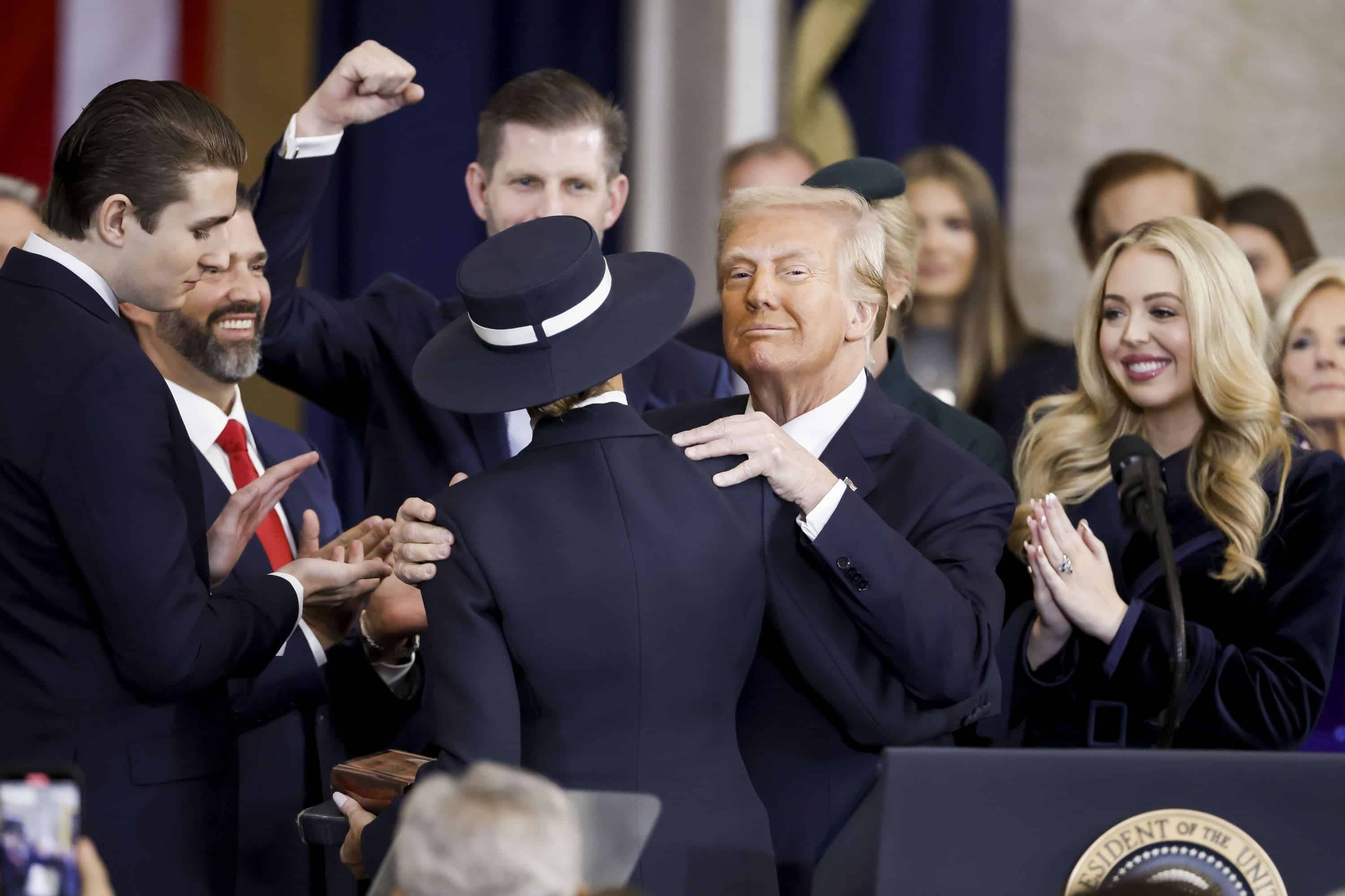 El presidente Donald Trump con su esposa, la primera dama Melanie Trump, así como sus hijos Barron Trump, Donald Trump, Jr., Eric Trump, a la izquierda, y su hija Tiffany Trump, a la derecha, después de jurar el cargo durante la 60a Inauguración Presidencial en la Rotonda de los Estados Unidos. Capitolio en Washington, lunes 20 de enero de 2025.