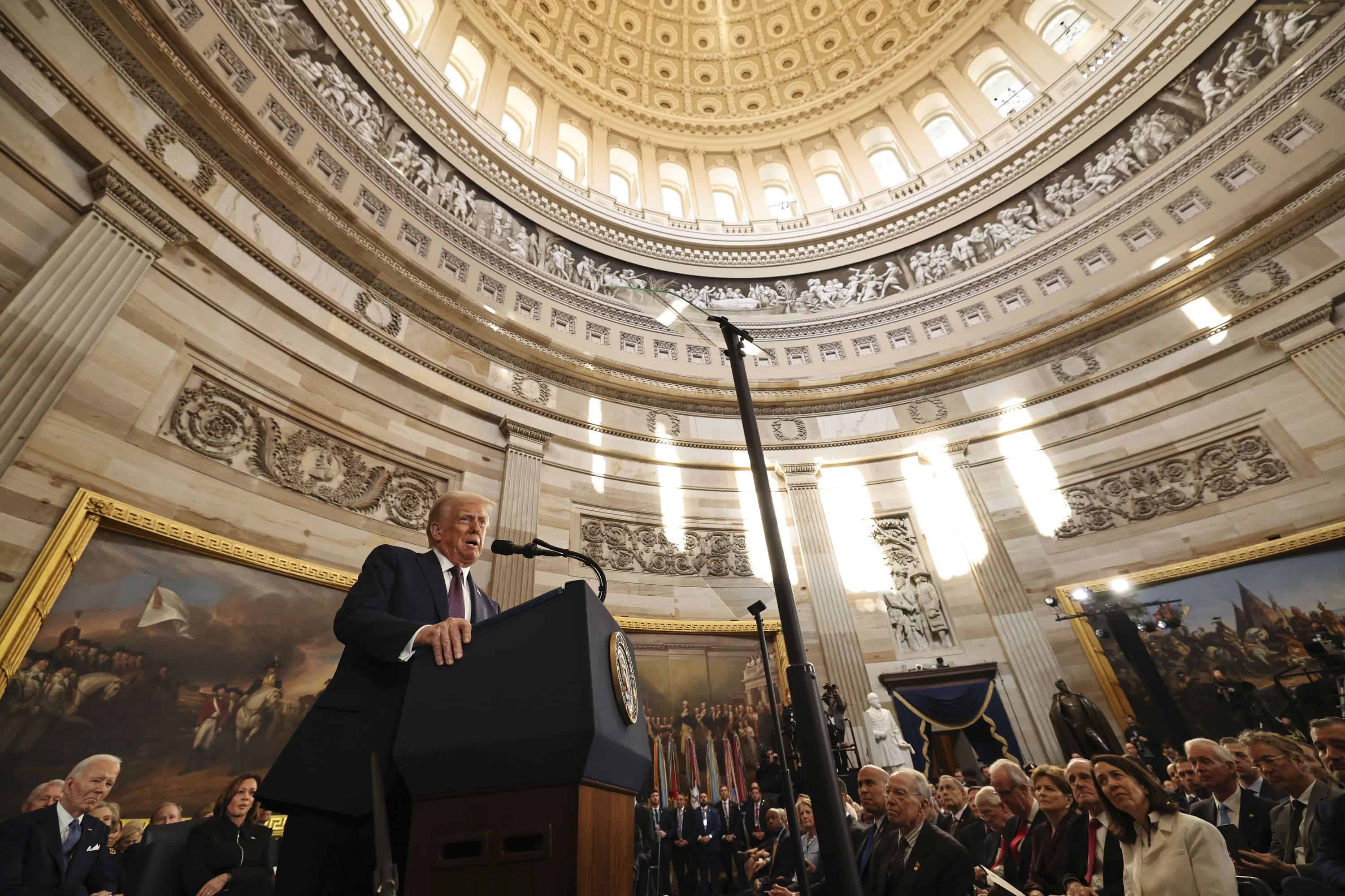 El presidente Donald Trump habla durante la 60a Inauguración Presidencial en la Rotonda de los Estados Unidos. Capitolio en Washington, lunes 20 de enero de 2025.