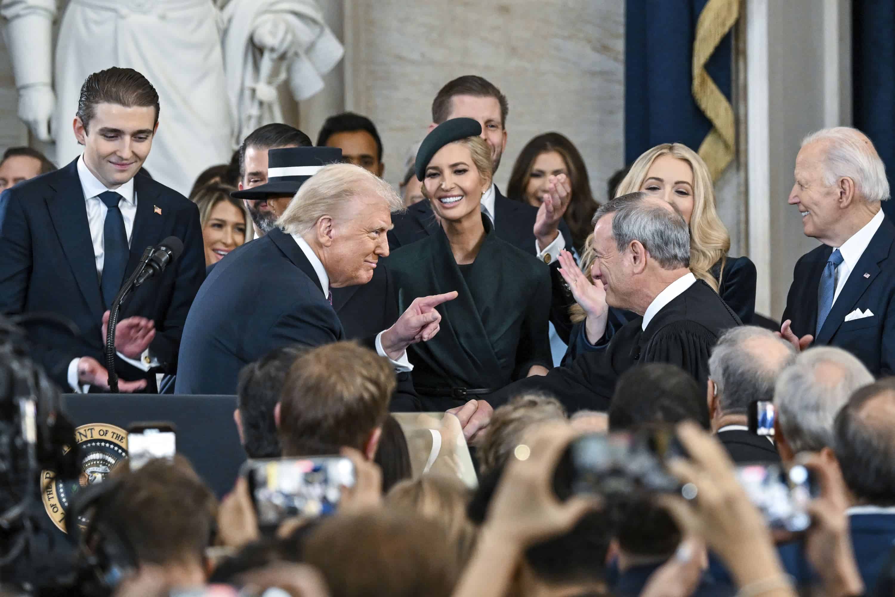 El presidente Donald Trump, a la izquierda, señala al Presidente del Tribunal Supremo, John Roberts, después de tomar juramento durante la 60a Inauguración Presidencial en la Rotonda de los Estados Unidos. Capitolio en Washington, lunes 20 de enero de 2025.