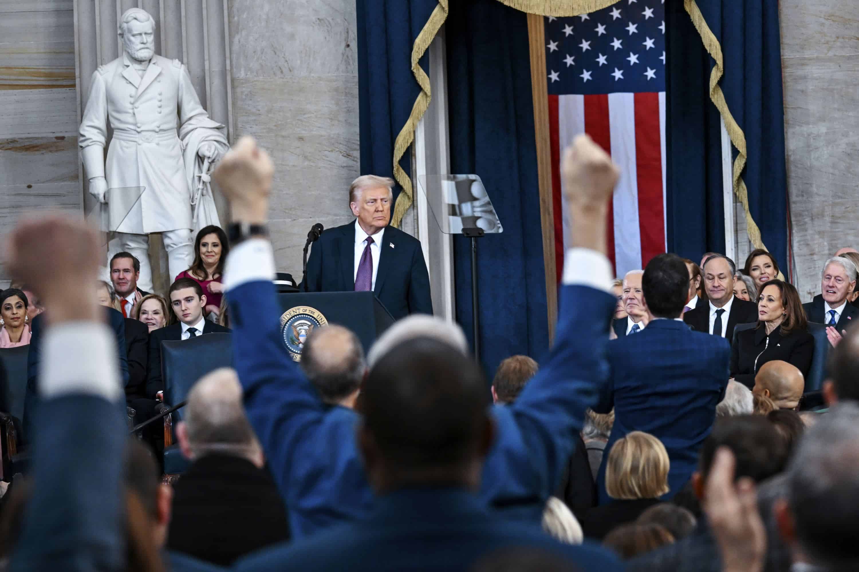 Los asistentes atiman mientras el presidente Donald Trump habla después de tomar el juramento del cargo durante la 60a Inauguración Presidencial en la Rotonda de los Estados Unidos. Capitolio en Washington, lunes 20 de enero de 2025.