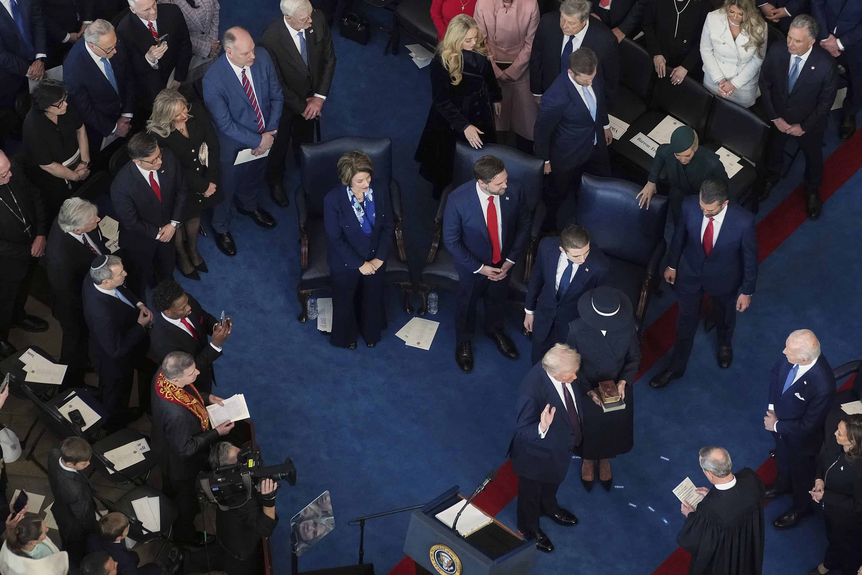 El presidente electo Donald Trump presta juramento al prestar juramento como presidente durante la 60a Inauguración Presidencial en la Rotonda de los Estados Unidos. Capitolio en Washington, lunes 20 de enero de 2025.