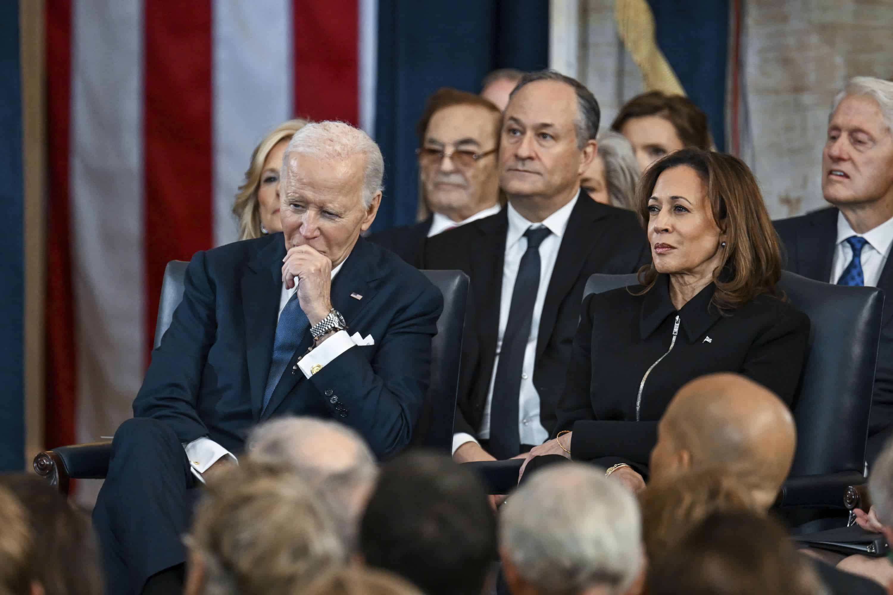 El expresidente Joe Biden, desde la izquierda, Doug Emhoff y la ex vicepresidenta Kamala Harris escuchan mientras el presidente Donald Trump habla en la 60a Inauguración Presidencial en la Rotonda de los Estados Unidos. Capitolio en Washington, lunes 20 de enero de 2025.