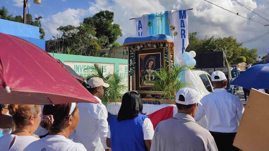 Devotos católicos ante la fe y gratitud por la Virgen de La Altagracia