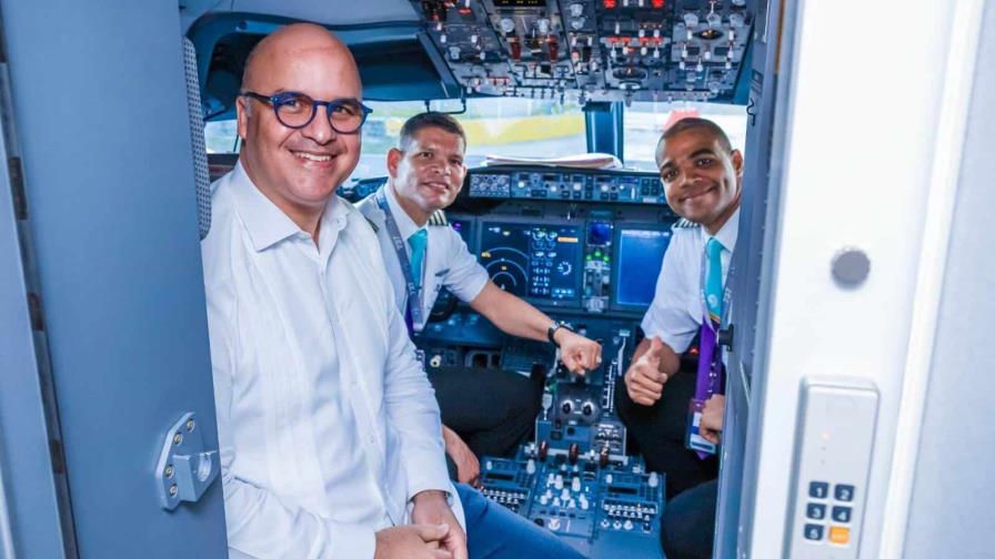 El IDAC habilita a dos pilotos dominicanos para volar los aviones Boeing 737 max 8 de Arajet