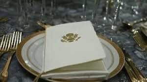 Pastel de cangrejo y filete de Angus en la primera comida oficial de Trump como presidente