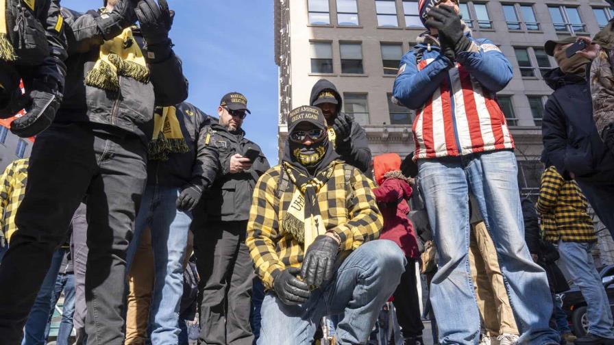 Un grupo de los Proud Boys marcha por Washington reclamando la liberación de sus compañeros