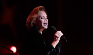 Paloma San Basilio celebra 50 años de carrera disfrutando en el escenario