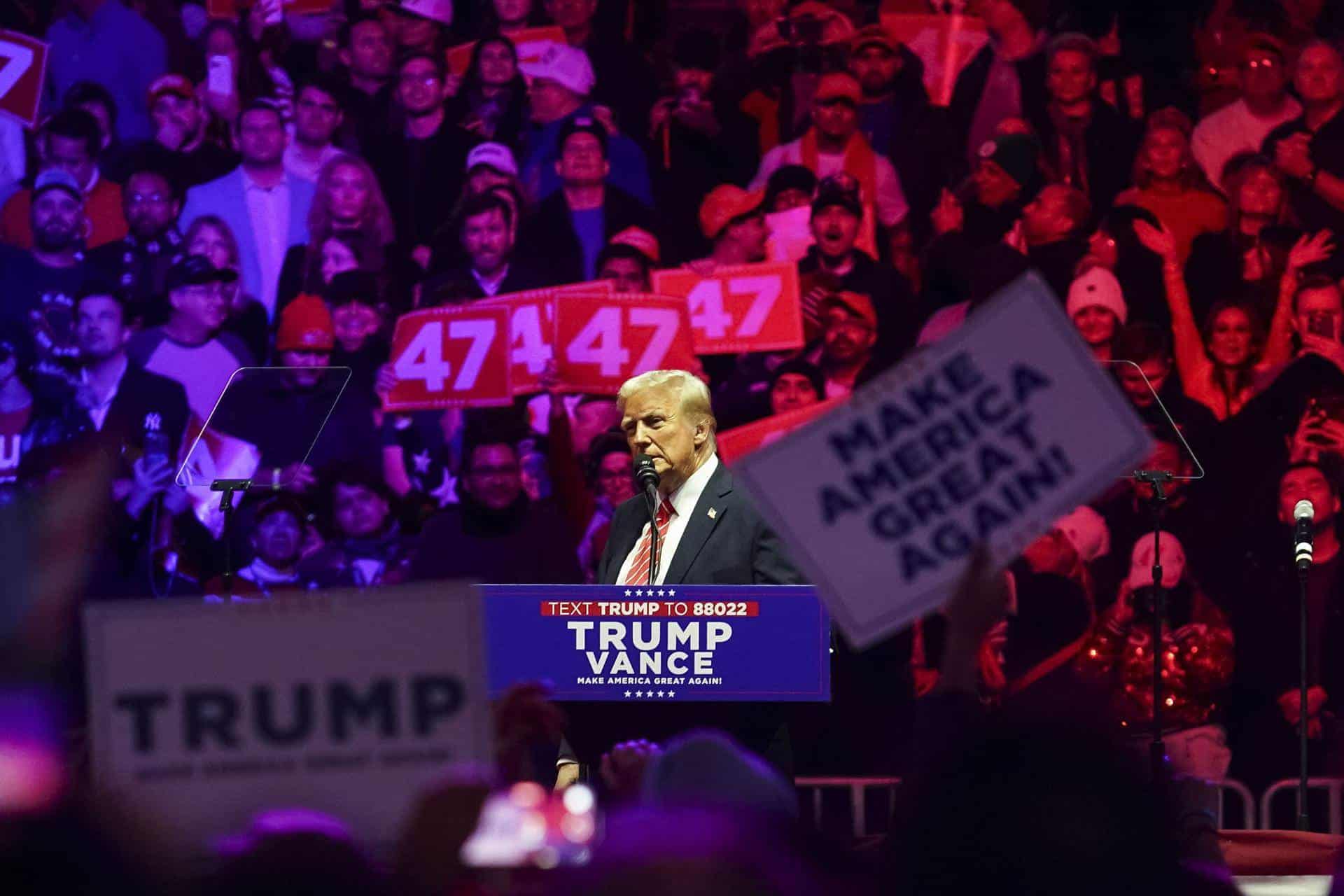 El presidente electo Donald Trump habla en un acto masivo en Washington previo a su toma de posesión.