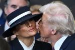 La foto del beso-no beso entre Donald Trump y Melania que se ha vuelto viral