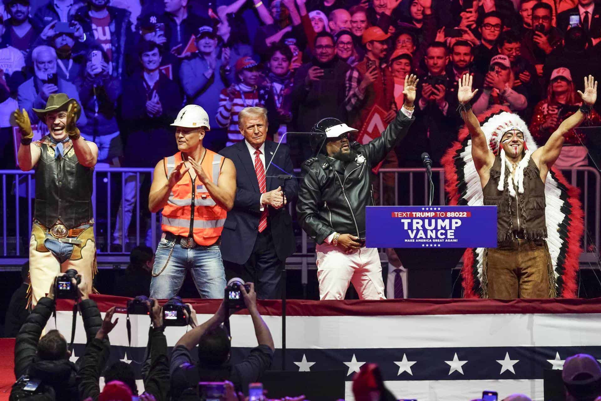 Trump junto a The Village People en el mitin que encabezó en el Capital One Arena de Washigton.