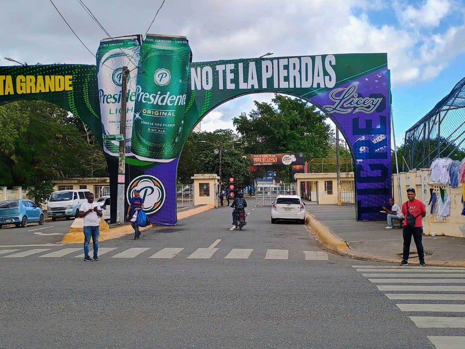 Del lado de la Avenida Tiradentes, los vendedores del mercado negro ofrecían las boletas a sobreprecio, únicas disponibles para el partido de este lunes 20.