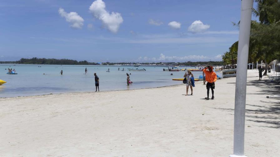 Abinader dice que el remozamiento de la playa Boca Chica es fundamental y promete darle seguimiento