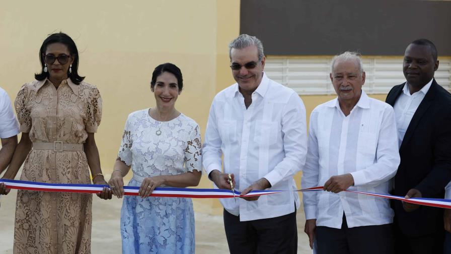 El presidente Luis Abinader inaugura un liceo y una estancia infantil en La Altagracia