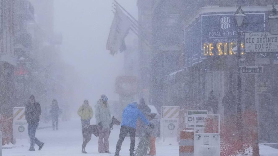 Una tormenta gélida provoca inusual nevada en Houston y Nueva Orleans; Florida prepara quitanieves